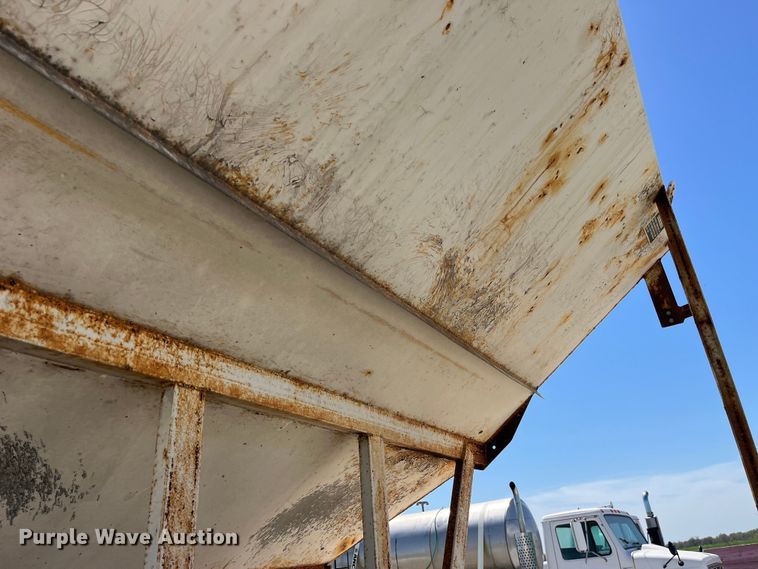 image for item LD9433 1999 International 8100 fertilizer delivery truck