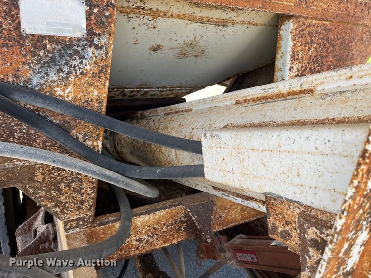 image for item LD9433 1999 International 8100 fertilizer delivery truck