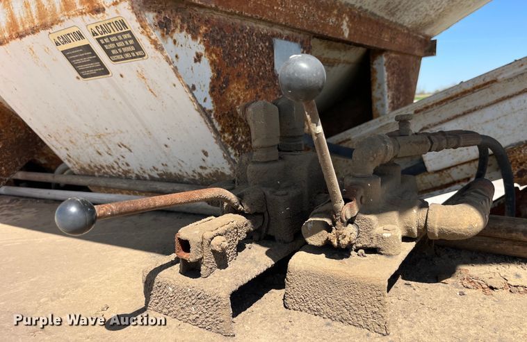 image for item LD9433 1999 International 8100 fertilizer delivery truck