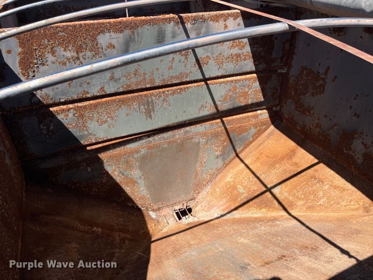 image for item LD9433 1999 International 8100 fertilizer delivery truck