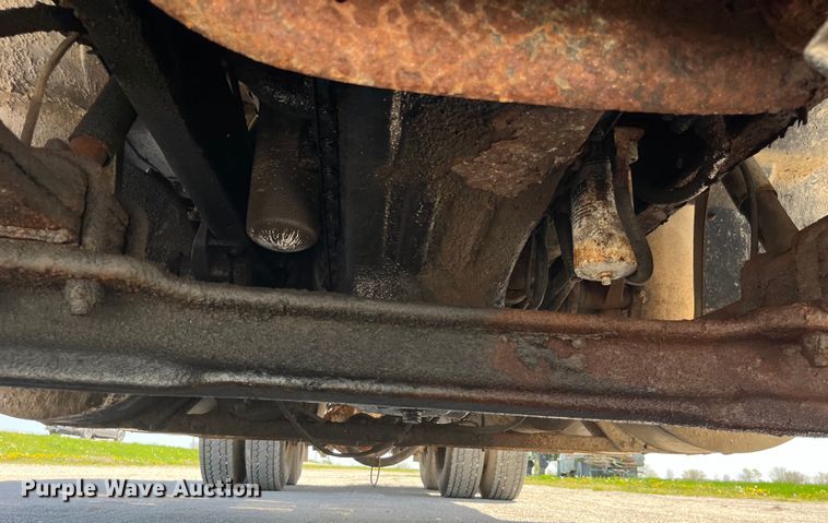 image for item LD9433 1999 International 8100 fertilizer delivery truck