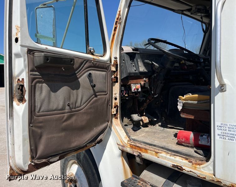 image for item LD9433 1999 International 8100 fertilizer delivery truck