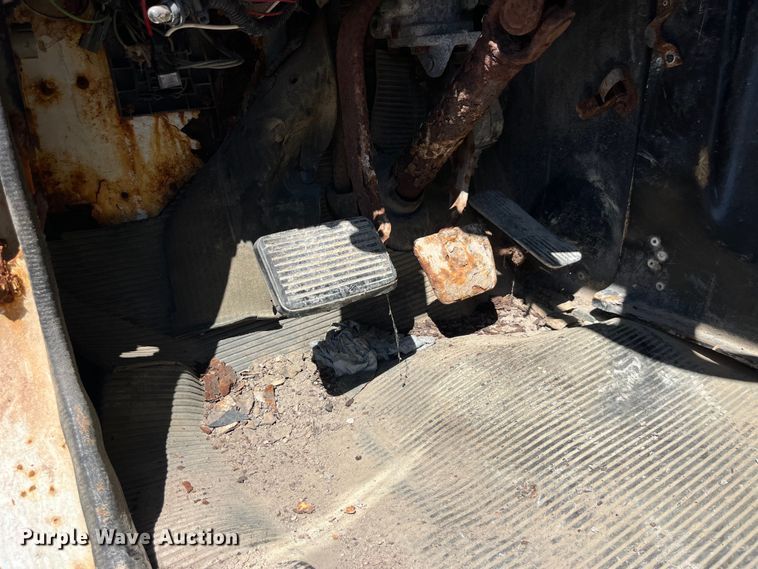 image for item LD9433 1999 International 8100 fertilizer delivery truck