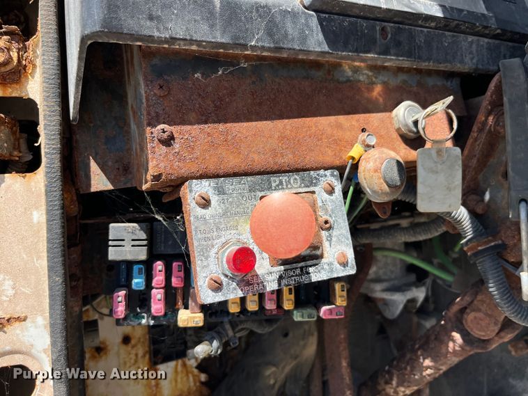 image for item LD9433 1999 International 8100 fertilizer delivery truck