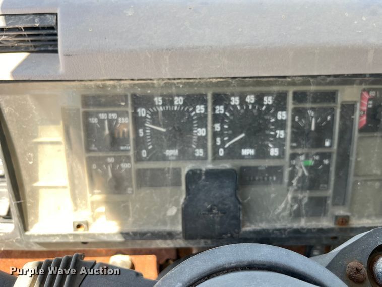 image for item LD9433 1999 International 8100 fertilizer delivery truck