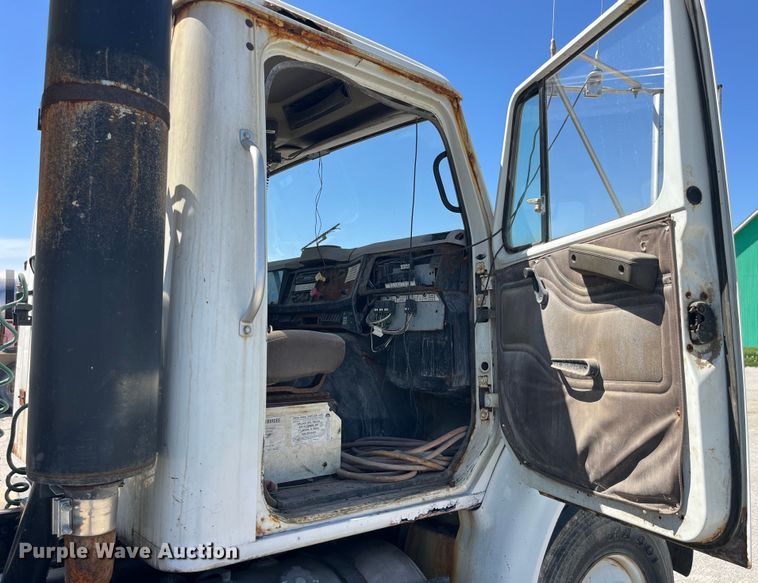 image for item LD9433 1999 International 8100 fertilizer delivery truck