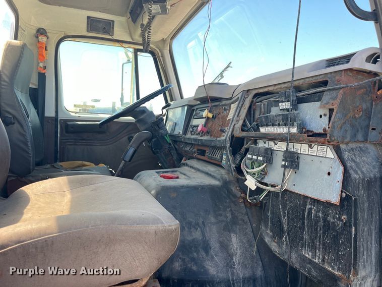 image for item LD9433 1999 International 8100 fertilizer delivery truck