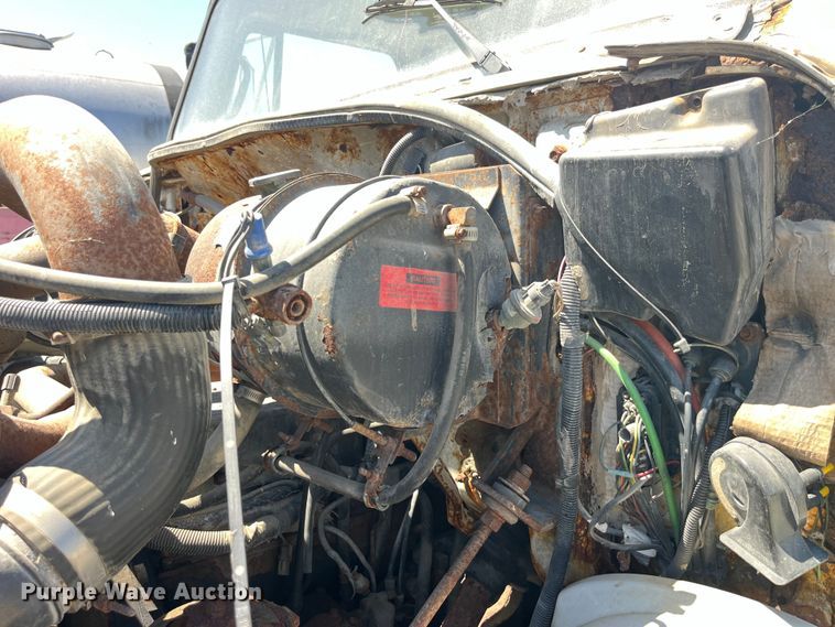 image for item LD9433 1999 International 8100 fertilizer delivery truck