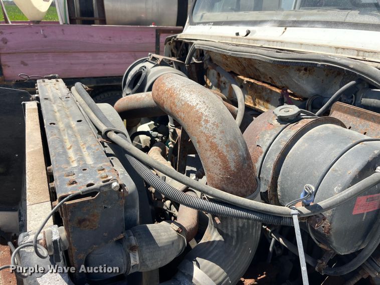 image for item LD9433 1999 International 8100 fertilizer delivery truck