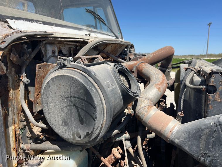 image for item LD9433 1999 International 8100 fertilizer delivery truck