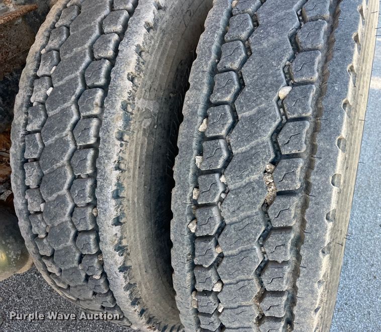 image for item LD9433 1999 International 8100 fertilizer delivery truck