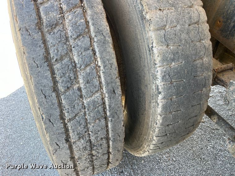 image for item LD9433 1999 International 8100 fertilizer delivery truck