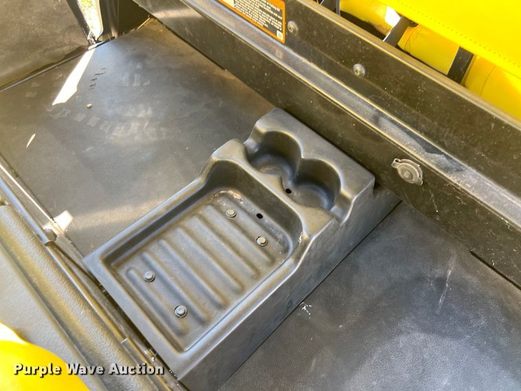 image for item LU9836 2015 John Deere Gator 825E utility vehicle