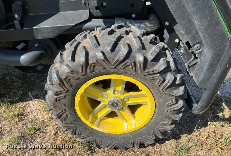 image for item LU9836 2015 John Deere Gator 825E utility vehicle