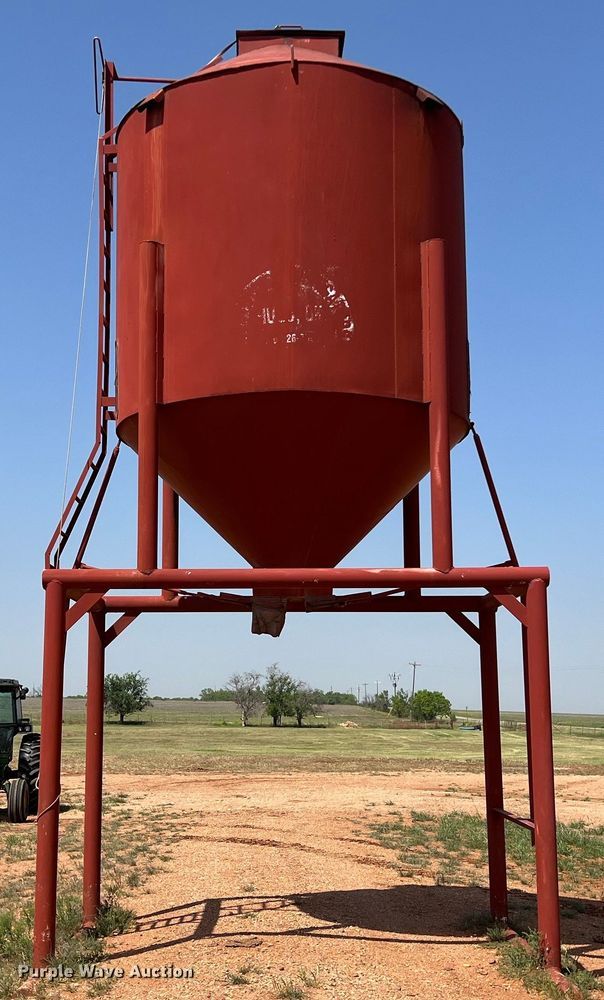 image for item LU9838 Feed storage bin