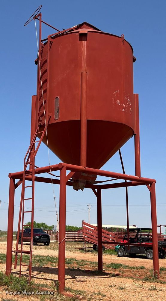 image for item LU9838 Feed storage bin