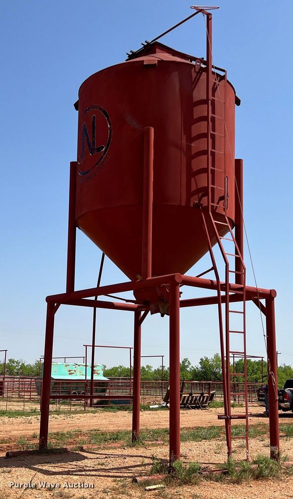 image for item LU9838 Feed storage bin