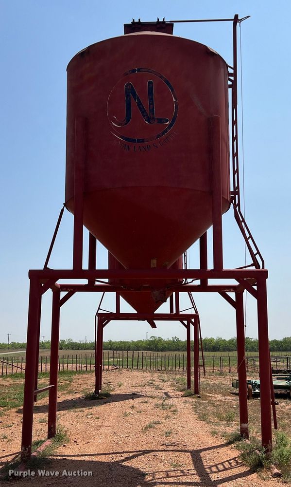 image for item LU9838 Feed storage bin