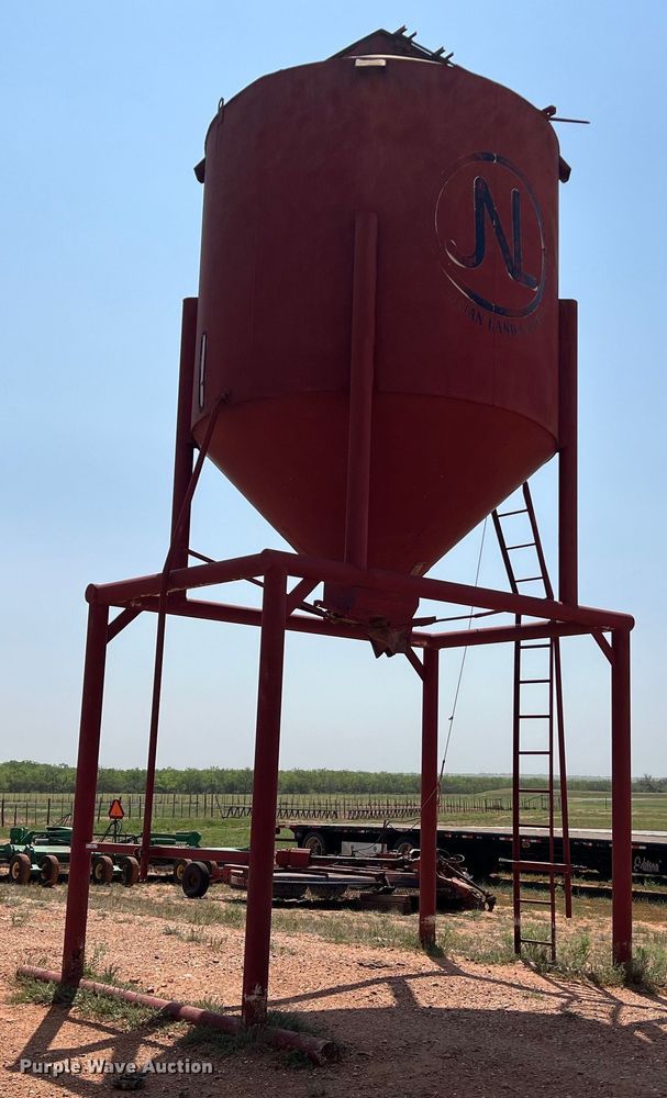 image for item LU9838 Feed storage bin