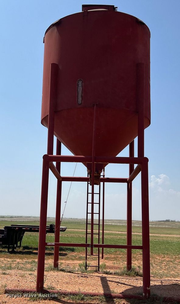 image for item LU9838 Feed storage bin