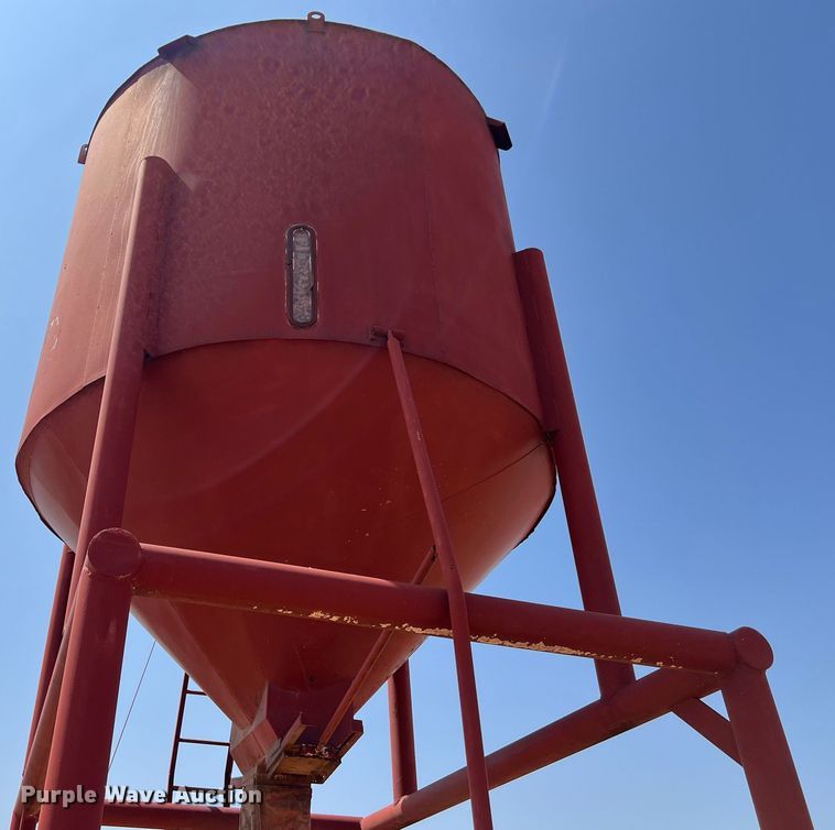 image for item LU9838 Feed storage bin