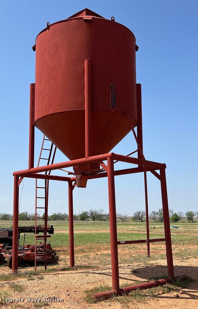 image for item LU9839 Feed storage bin