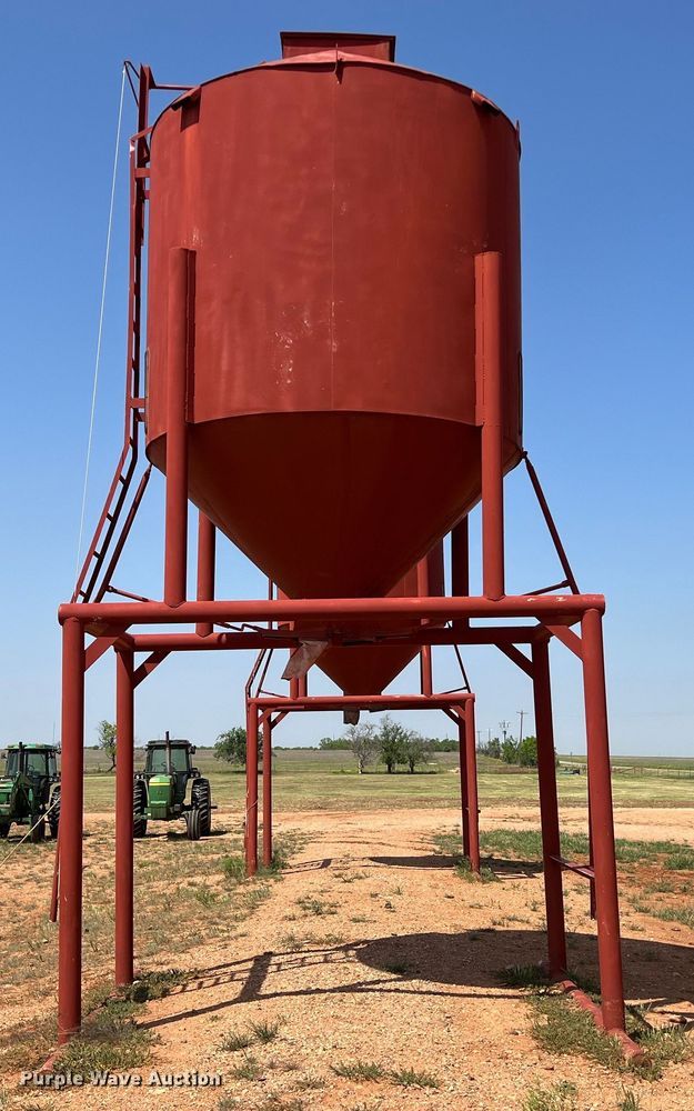 image for item LU9839 Feed storage bin