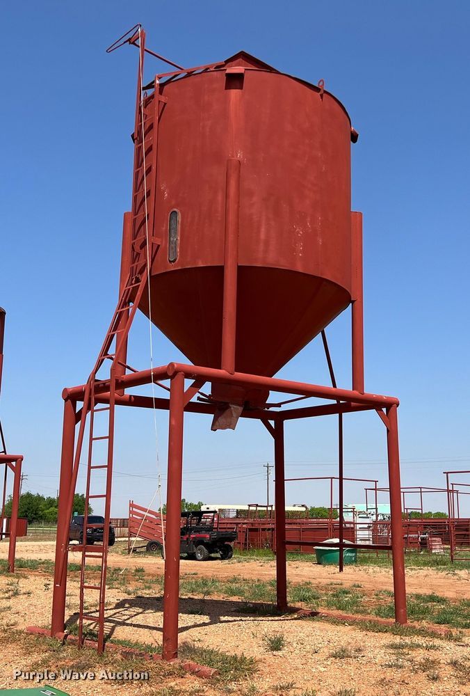 image for item LU9839 Feed storage bin