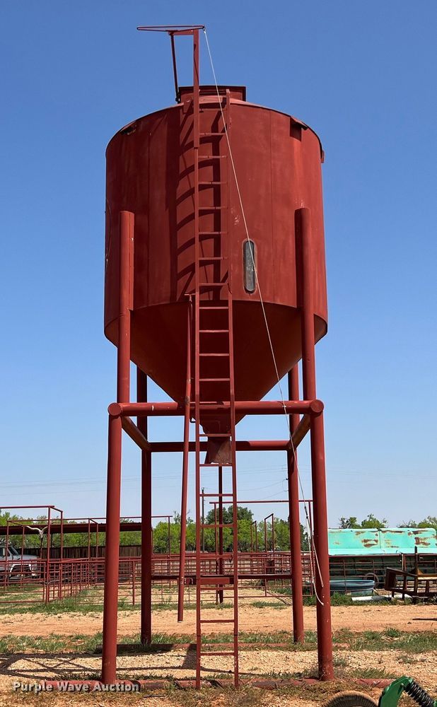 image for item LU9839 Feed storage bin