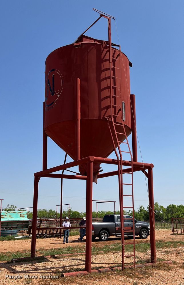 image for item LU9839 Feed storage bin