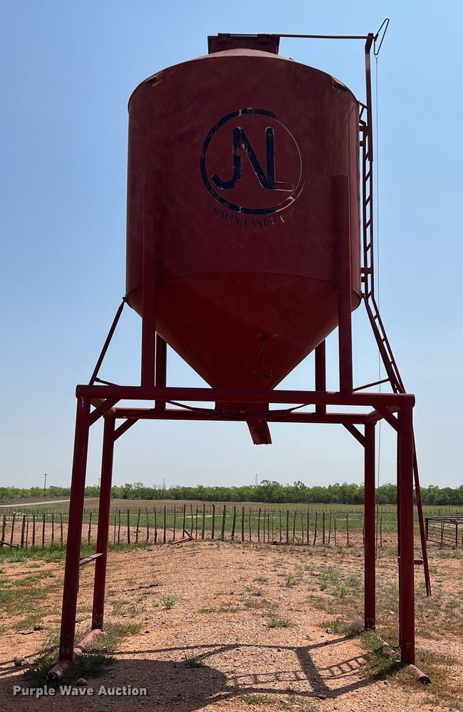 image for item LU9839 Feed storage bin