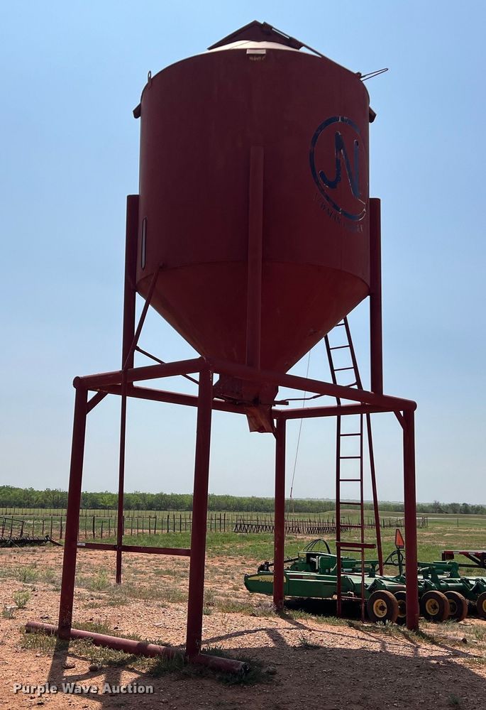 image for item LU9839 Feed storage bin