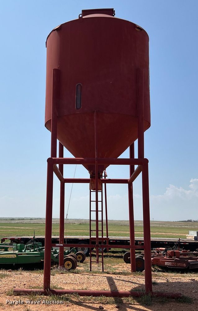 image for item LU9839 Feed storage bin