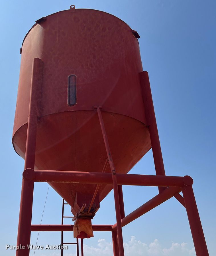 image for item LU9839 Feed storage bin