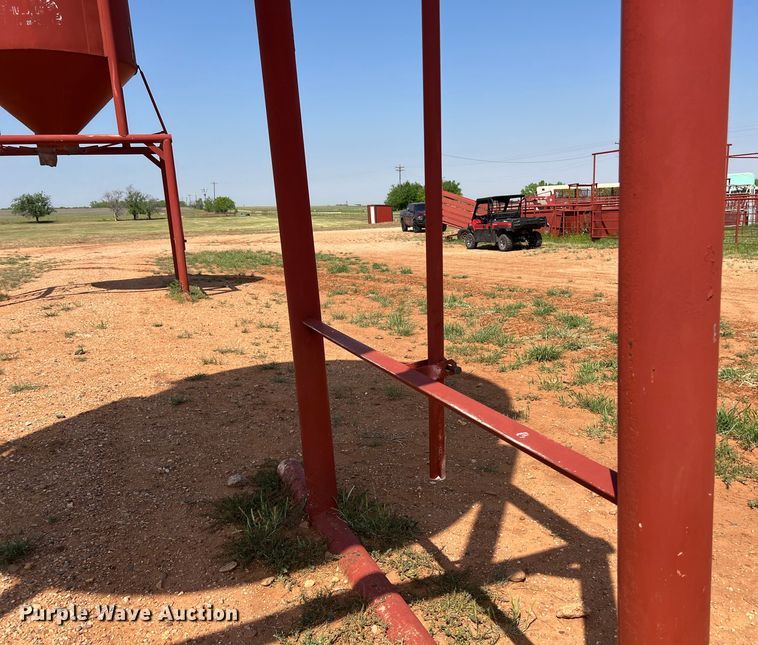 image for item LU9839 Feed storage bin