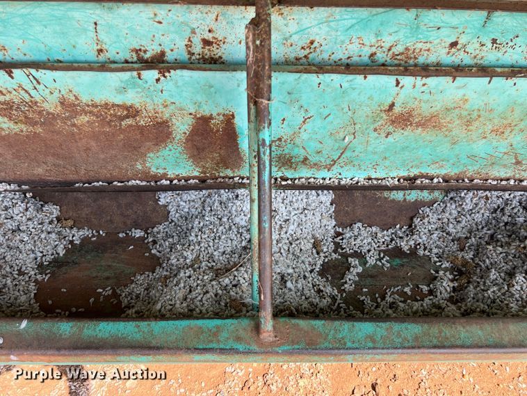 image for item LU9841 Creep feeder