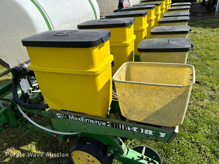 image for item ND9197 John Deere 7200 planter