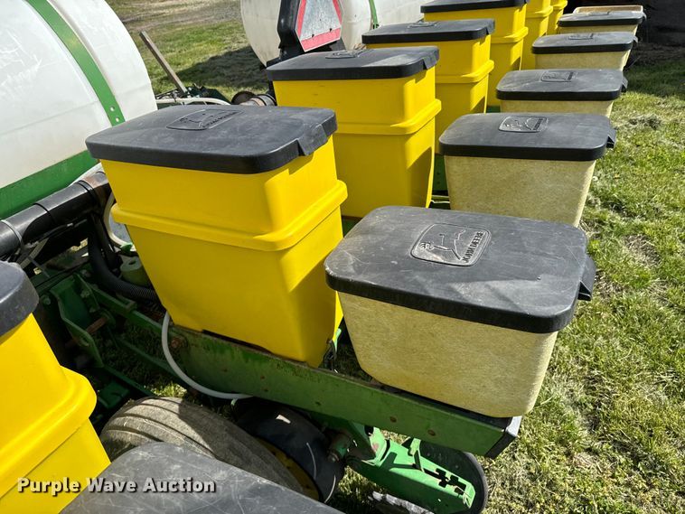 image for item ND9197 John Deere 7200 planter