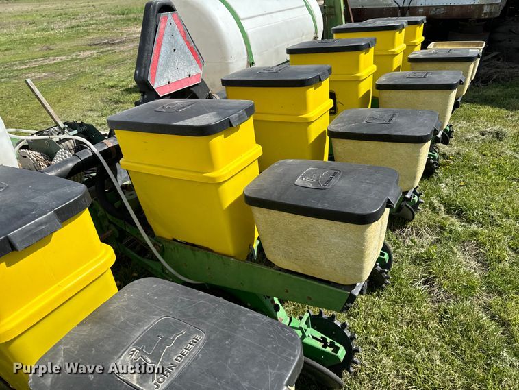 image for item ND9197 John Deere 7200 planter