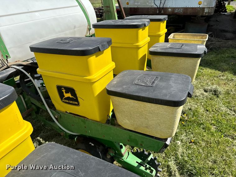 image for item ND9197 John Deere 7200 planter
