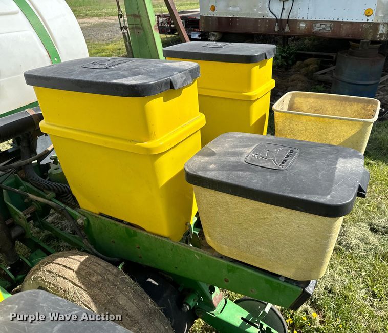 image for item ND9197 John Deere 7200 planter