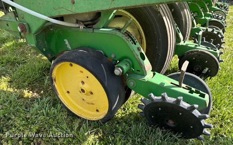 image for item ND9197 John Deere 7200 planter