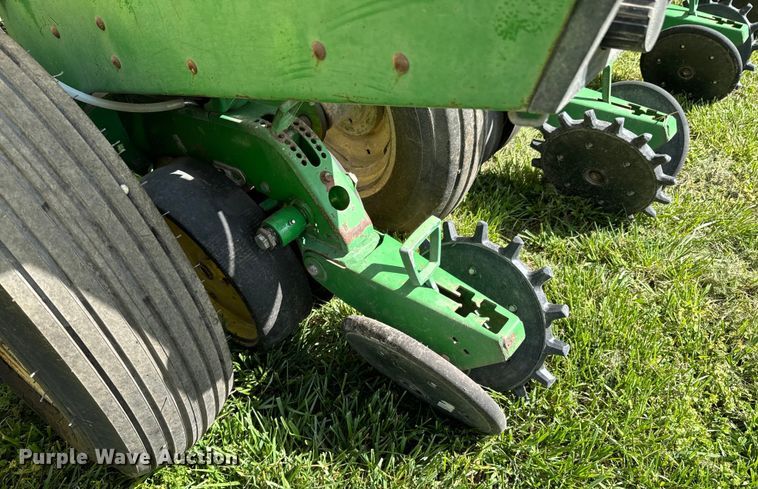image for item ND9197 John Deere 7200 planter