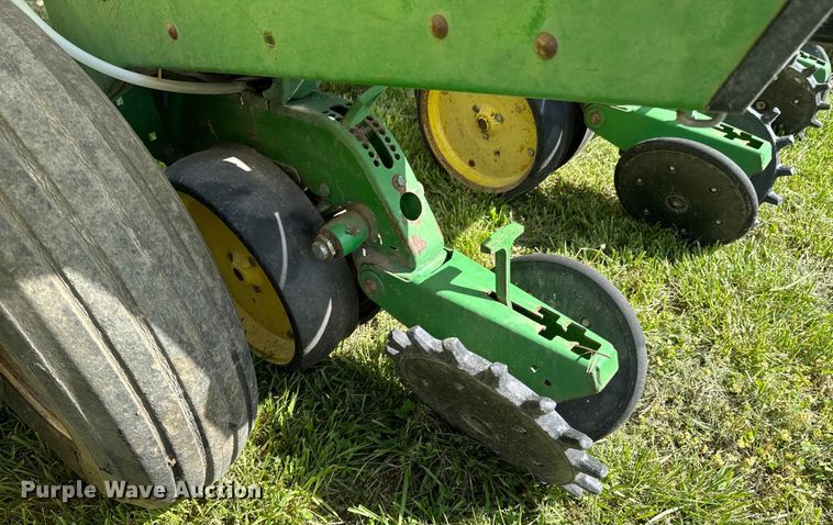 image for item ND9197 John Deere 7200 planter