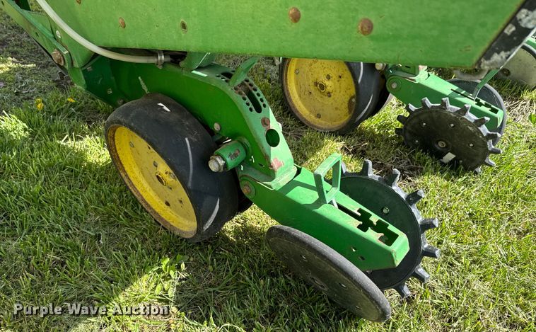 image for item ND9197 John Deere 7200 planter