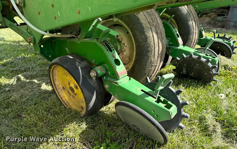 image for item ND9197 John Deere 7200 planter