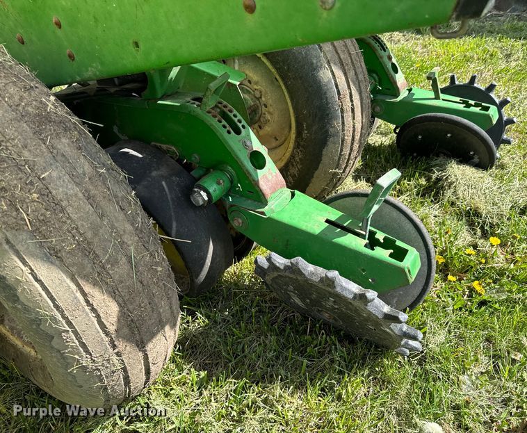 image for item ND9197 John Deere 7200 planter