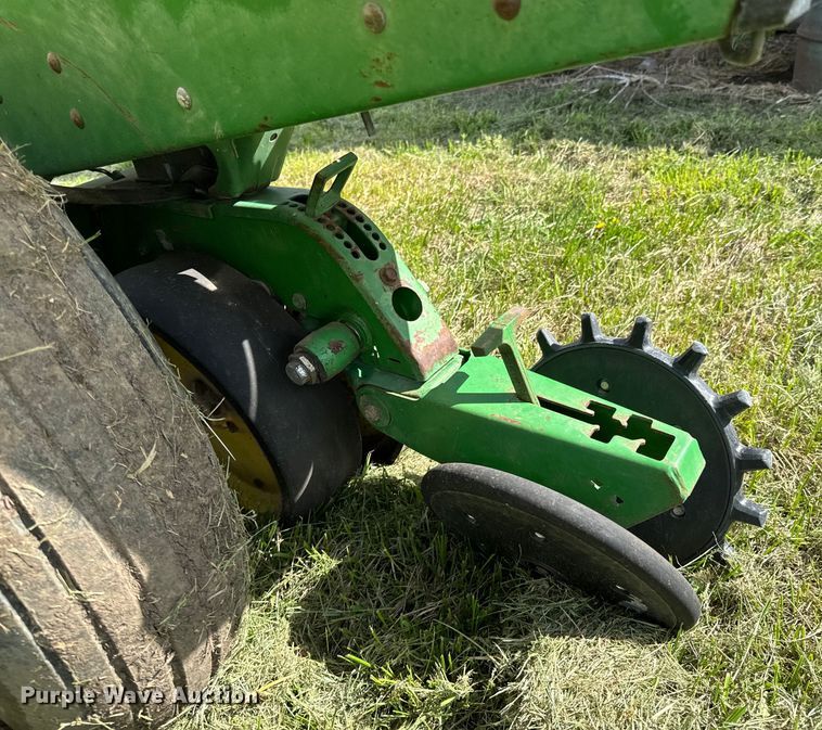 image for item ND9197 John Deere 7200 planter