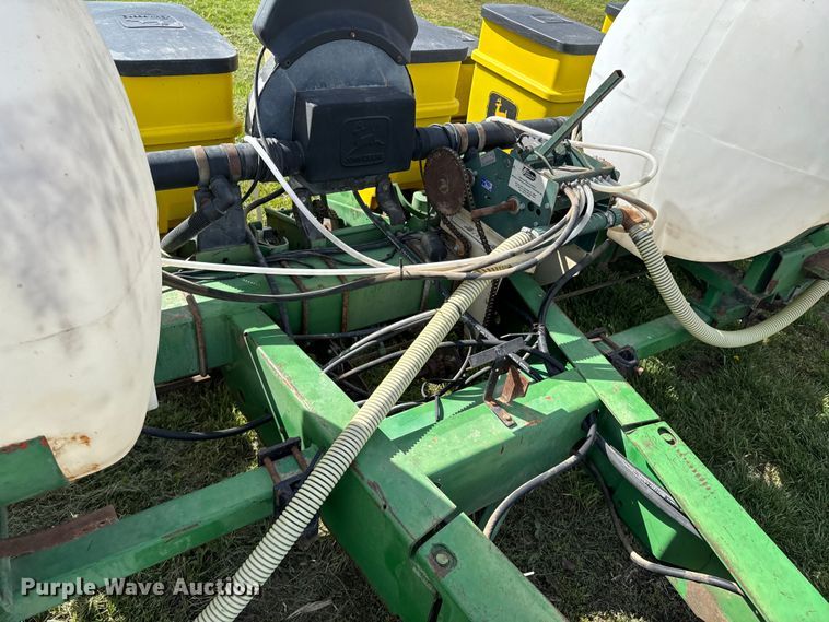 image for item ND9197 John Deere 7200 planter