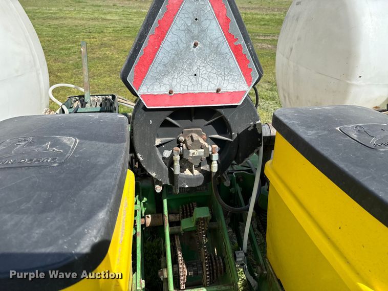 image for item ND9197 John Deere 7200 planter